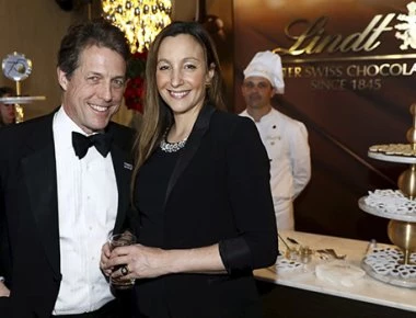 Βέρα στο δεξί για τον αμετανόητο εργένη Χιου Γκραντ (φωτό)